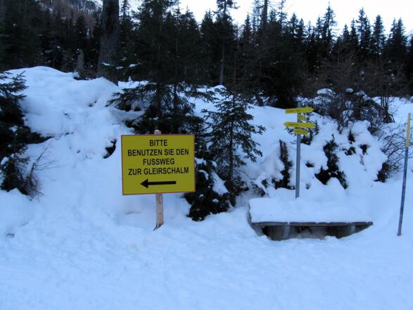 Unmißverständlicher Hinweis für den Aufstieg für Rodler und Tourengeher.