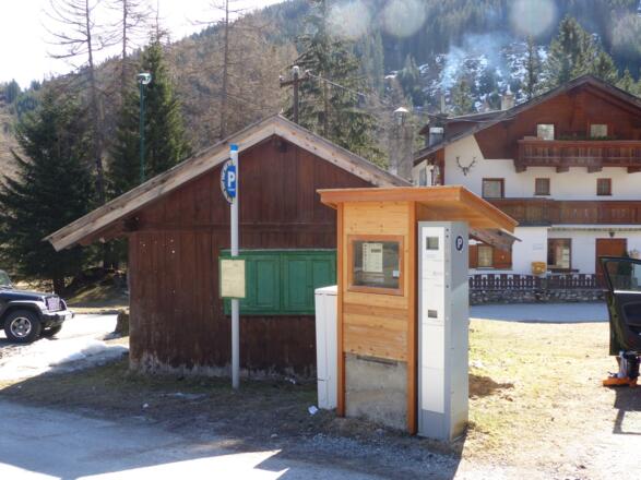 Gebührenpflichtig (mit Wechselautomat) ist Parkplatz in Obernberg.