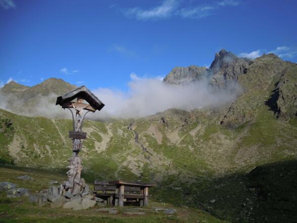 Kreuz mit Bankerl vor den letzten 150Hm Anstieg