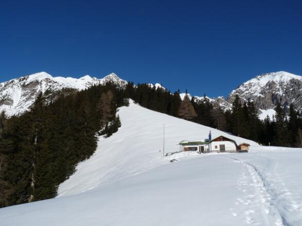 Die schön gelegene Solenalm mit Blick auf die Kuhlochspitze und Erlspitze