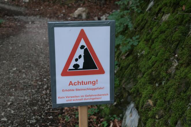 Kurze, steinschlaggefährdete Passage am Mitterweg.