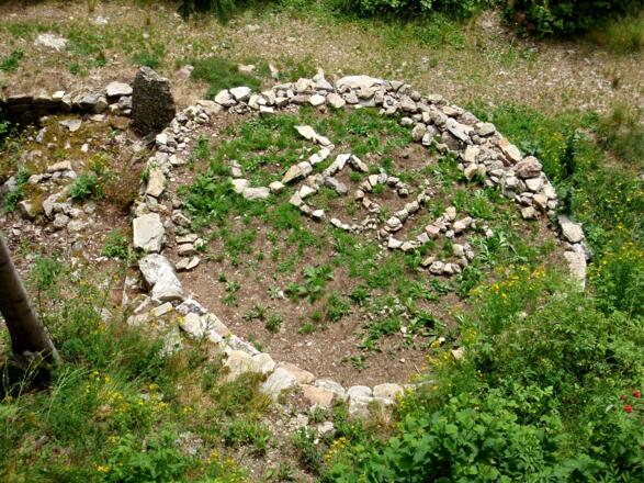 Tiefblick vom Turm, von Kindern gestalteter Kreis.