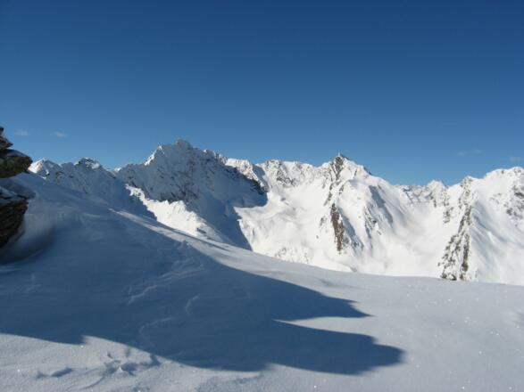 Blick Richtung Hohe Villerspitze links und Lüsener Villerspitze rechts.