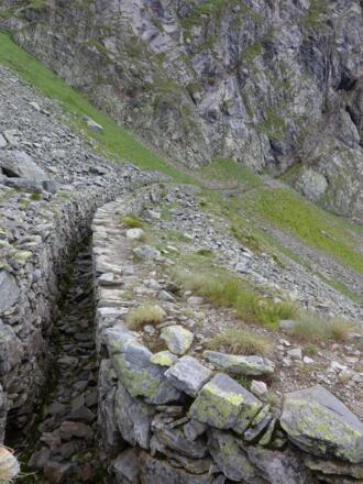 Schneekragen vor Zinkwand