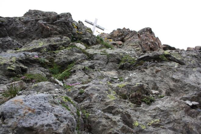 letzte Meter zum Gipfel in leichter Kletterei (maximal I. Grad)