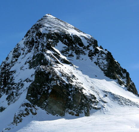 Der Gipfelaufbau vor uns. Mittig die "Felspassage" auf uns zulaufend. Im unteren Schneefeld fünf Personen gehend!