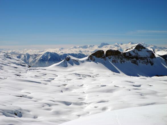 Rückblick knapp vor dem Gipfel - links der Schwarzmoossattel ist fast 5km entfernt