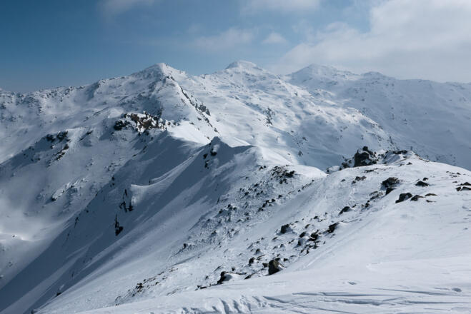 Blick vom Gipfel des Morgenkogel in Richtung Osten: Kreuzspitze in der Mitte, rechts Grünbergspitze