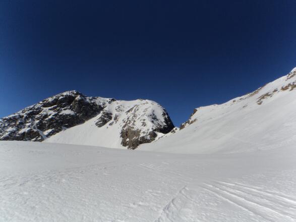Rechts vom tiefsten Punkt die Horntalerspitz 2.863 m. 100 Hm vor dem Gipfel queren wir nach rechts steil hinauf zum Grad.