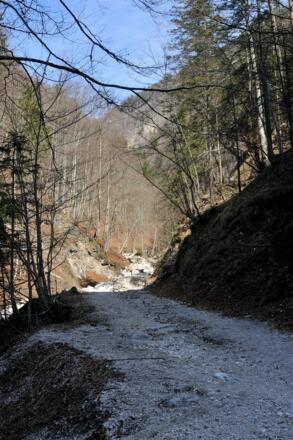 Von hier aus blicken wir in das untere Ende des Karbertals - Rechts den Hang empor verläuft der markierte Wanderweg, den wir im Abstieg nehmen