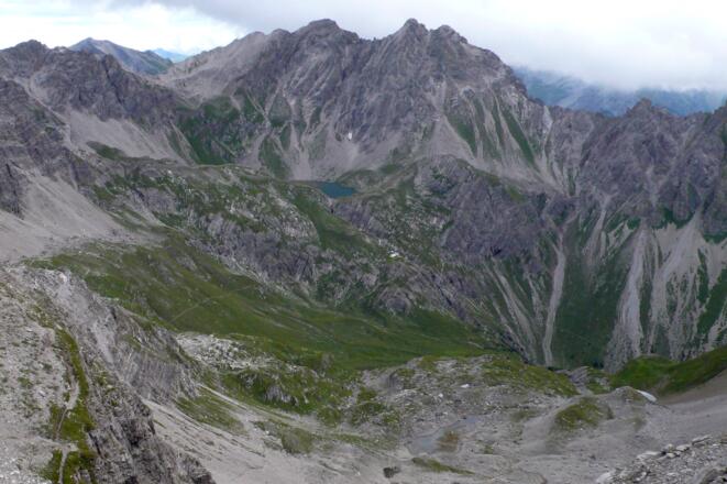 Blick zurück von der Schieferscharte; in Bildmitte das Württemberger Haus