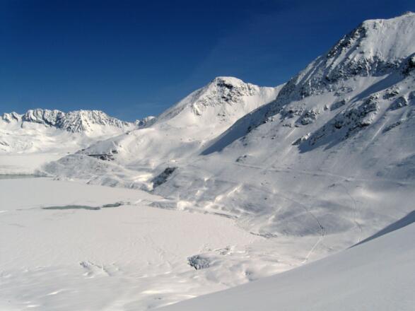 Zustieg entlang des Stausees