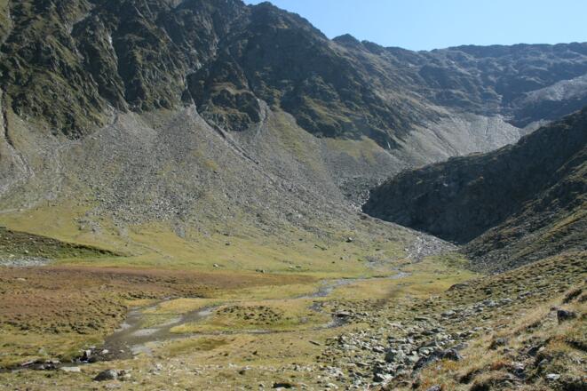 Blick zurück und zu den herrlichen Bachmäandern.