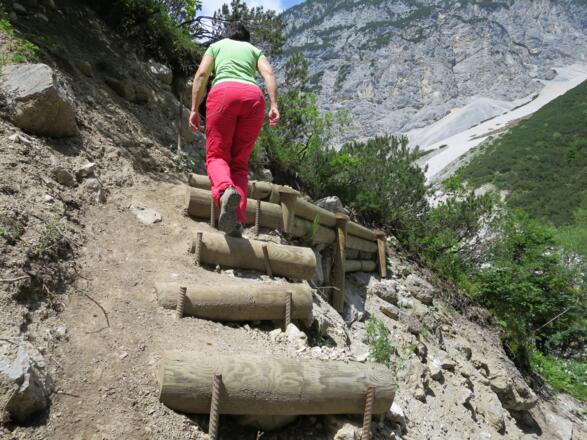 ... und auch die steilen Passagen gut begehbar gemacht.