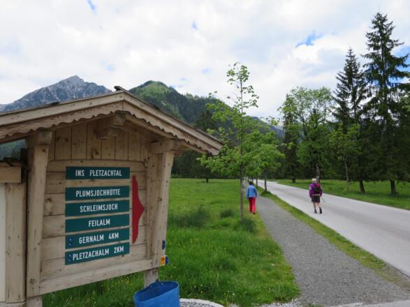An der Abzweigung Falzthurntal - Pletzachtal (Gerntal). Wir folgen der rechten Mautstraße ins Pletzachtal.