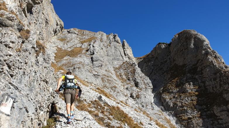 Steile, seilversicherte Passage