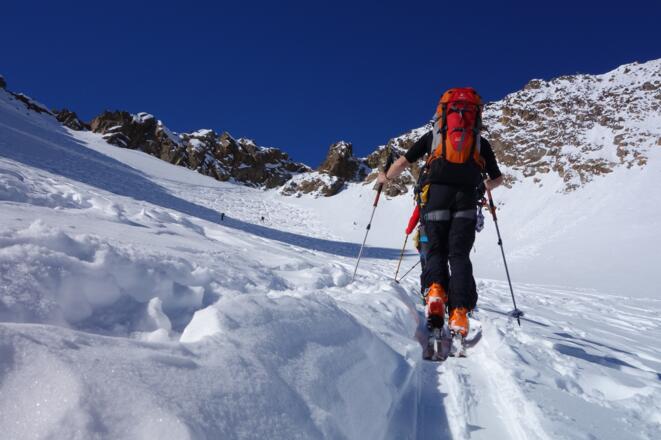 Links unterhalb des markanten Felsturms das Skidepot. Der Felsturm wir dann auf der Rückseite umgangen.