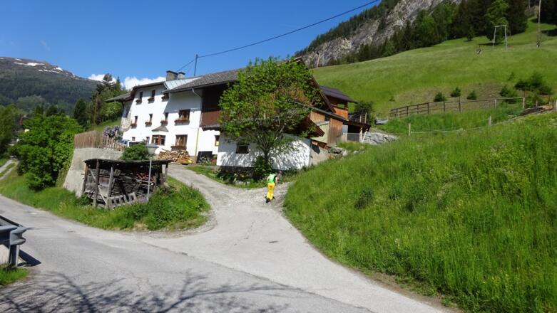 Die Abzweigung nach der Bahnunterführung . Von hier bis zur Forststraße (ca. 100 Hm) ist der Wegverlauf kaum ersichtlich.