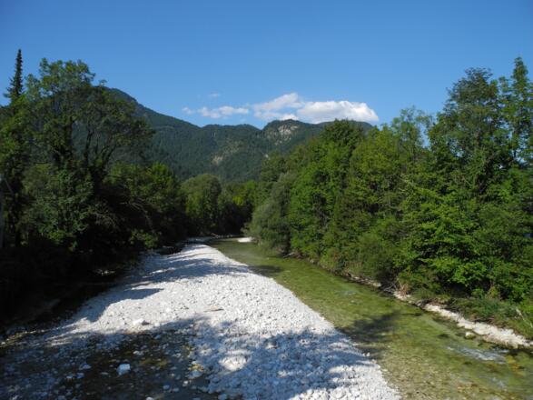 Im Ortsteil Pfandl wird die Ischl überquert.