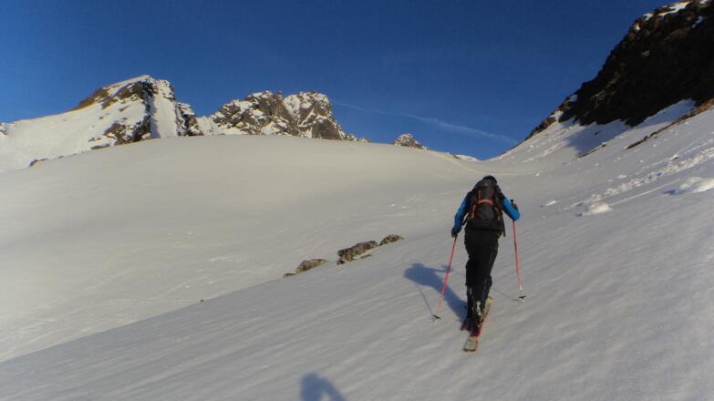 Kurz vor dem Tal "Im Blechner" (Siehe AV-Karte Nr. 31/5 Innsbruck und Umgebung) Hier auf der rechten Seite bleiben.
