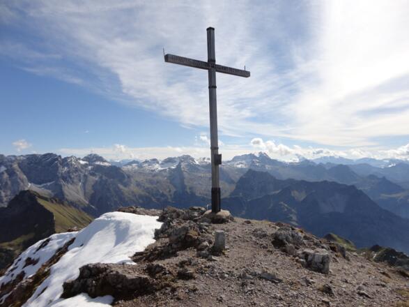 Gipfelkreuz mit Blick nach Süden / Hochkünzelspitze