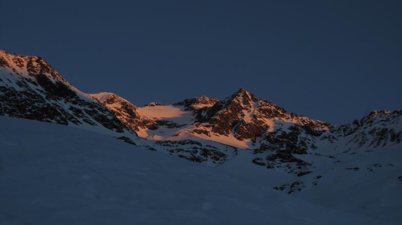 Das erste Sonnenlicht am Gipfel.