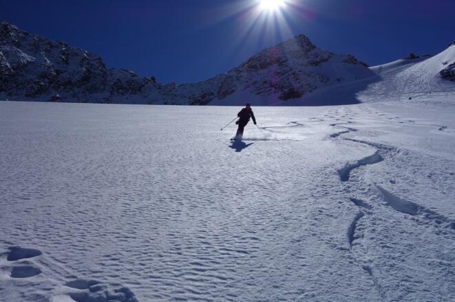 Abfahrt im lockeren Pulverschnee, hinten die Mittlere Kräulspitze.