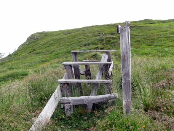 Spannende Konstruktion zur Zaunüberquerung. (mit Vorsicht zu geniessen).