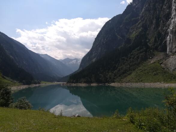 Zillertaler Alpen: der Speicher Stilup - im Hintergrund der Tauern-Hauptkamm, am Weg zur Kasseler Hütte