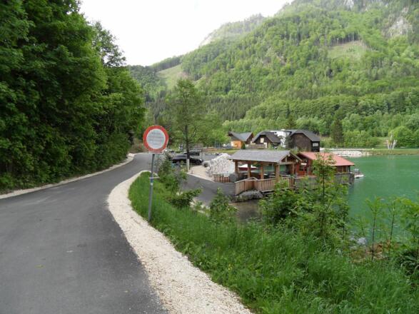 Beim Gasthaus Seeblick vorbei beginnt der blau-weiß markierte Fischersteig.