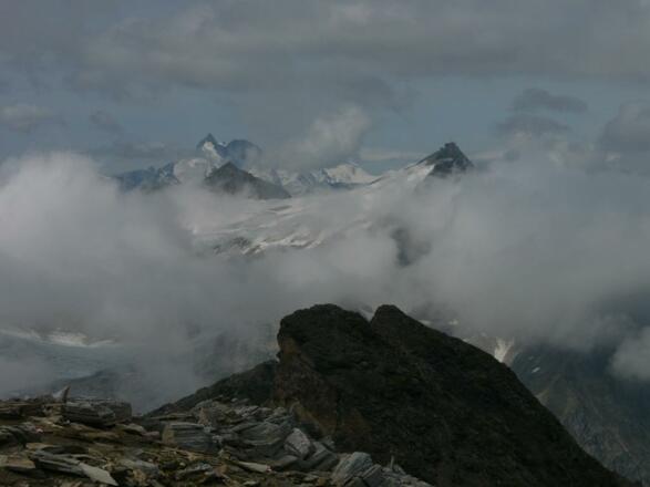 Ein Wolkenloch erlaubt Blick auf Großglockner und Hoher Sonnblick