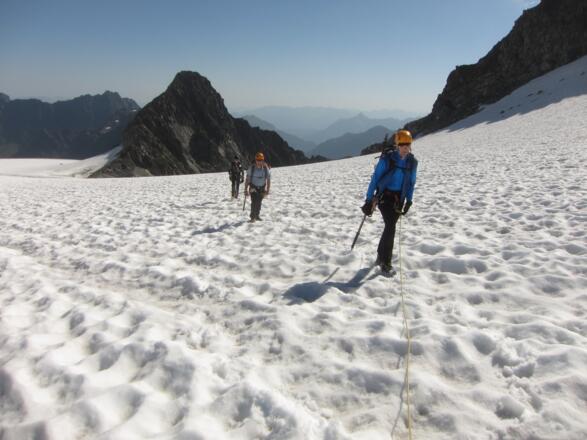 Über den Berglasübergang erreichen wir den Lisenser Ferner, den wir in Gletscherseilschaften begehen. Hinten die Berglasspitze (3125 m).