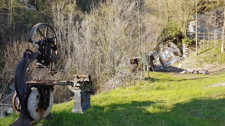 Am Nagelschmiedweg. Dahinter der Einstieg zum Kesselfall