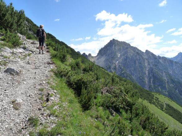 Kurz nach dem Schartlehnerhaus, geht es am unschwierigen Schoaßgrat zur Nördlinger Hütte.