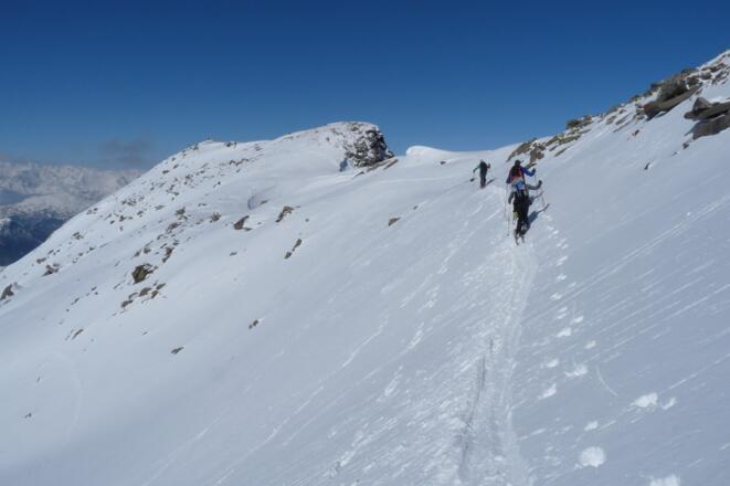 Zuletzt führt eine steile Querung zum Gipfelrücken der Hohen Kirche. Der Gipfel ist nicht mehr weit.