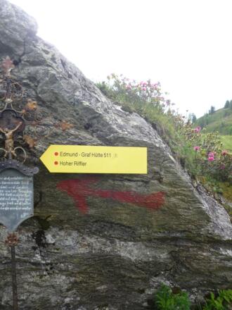 Wegkreuzung. Hier nach links