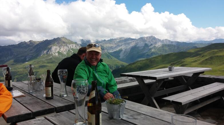 Terrasse der Carschinahütte mit Blick ins Prättigau