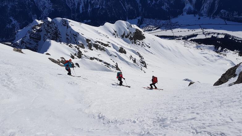 Abfahrt über den Steilhang direkt vom Gipfel &gt;47*