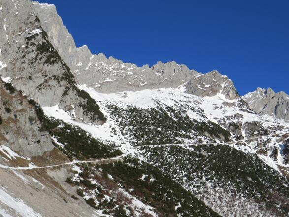 mittig die Abfahrt im Frühjahr, im Dezember nur freie Latschen