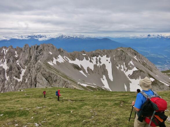Stempeljoch Bildmitte unten, im Hintergrund die Thaurerjochspitze
