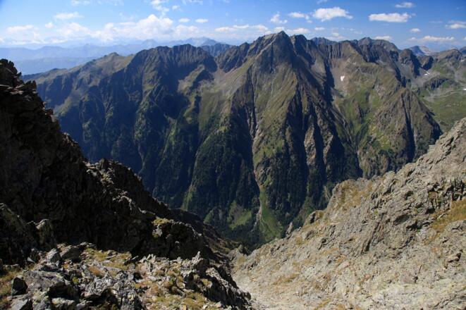 Blick aus der Gipfelschlucht zum gegenüber liegenden Hocheck