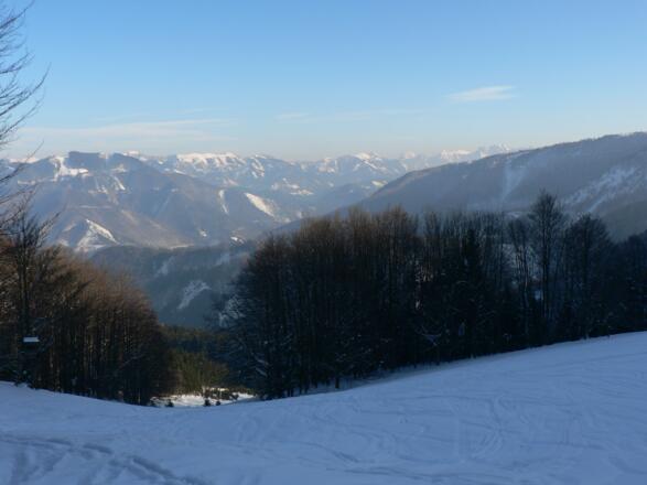 Über den "steilsten" Hang der Tour mit schönen Ausblicken auf Almkogel und die ersten Gesäuseberge