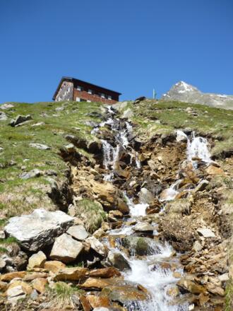Edmund Graf Hütte mit Wasserfall