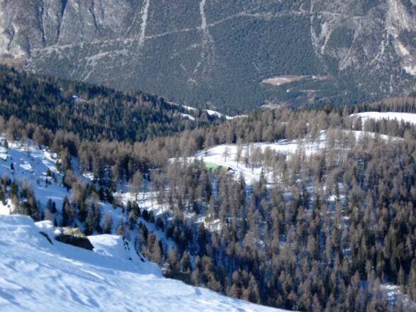 Tiefblick vom Gipfel Richtung Meranzalpe.