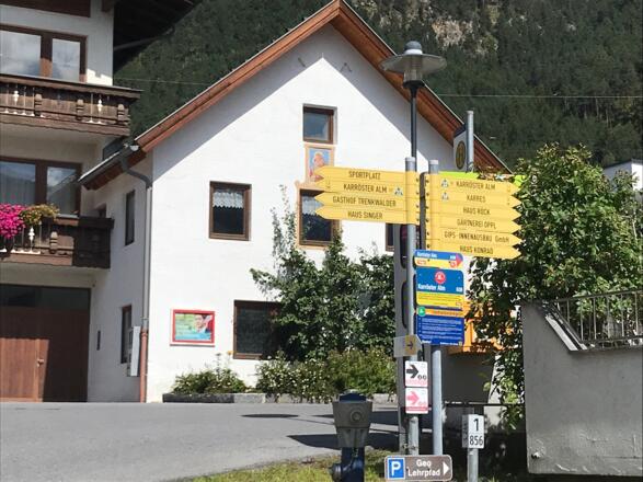 Wegweiser zur Karrösteralm im Ortszentrum