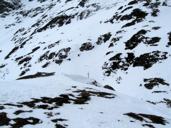 Das Gipfelkreuz befindet sich etwas unterhalb des höchsten Punktes.