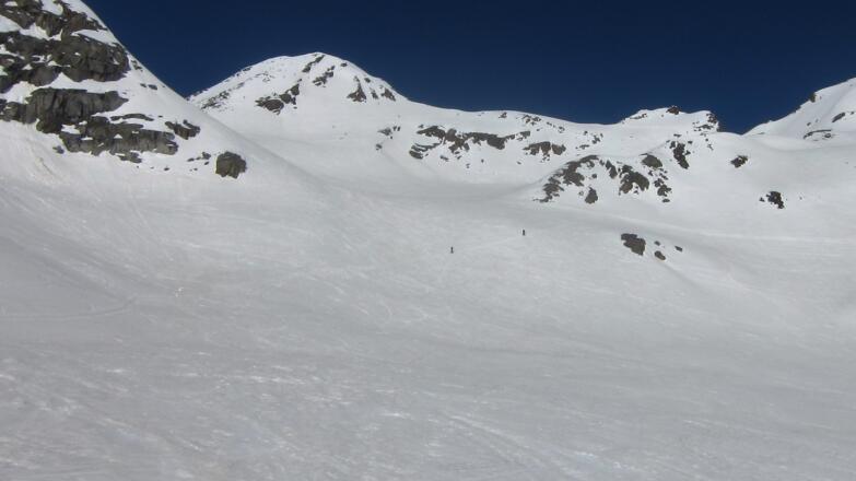 Das oberste Drittel das Anstiegs mit Gipfel und Skidepot (Schulter rechts). Die Steilheit nimmt zu, übersteigt aber erst im Gipfelbereich die 30 Grad.