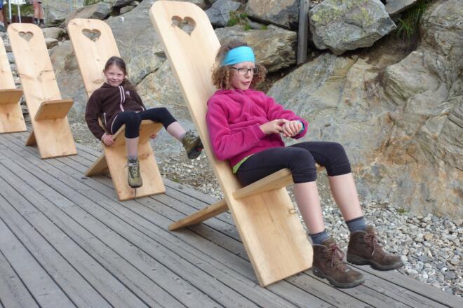Wetterfestes Mobiliar vor der Hütte