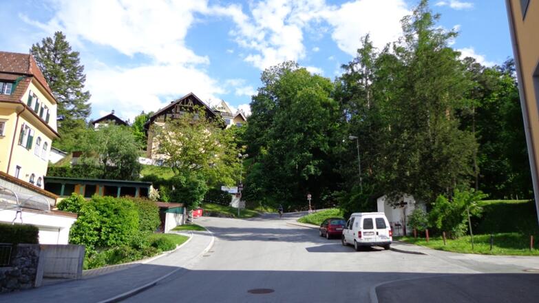 Vorne an der Kreuzung geht es über den steilen Hohlweg zur Brennerstraße.