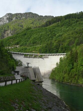 Das Kraftwerk Klaus staut die Steyr zu einem großen Stausee.